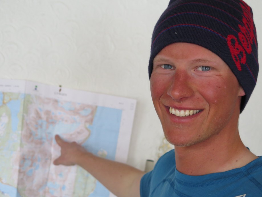 Nöjd Niclas med en karta över Lyngsalperna. Foto: David Erixon