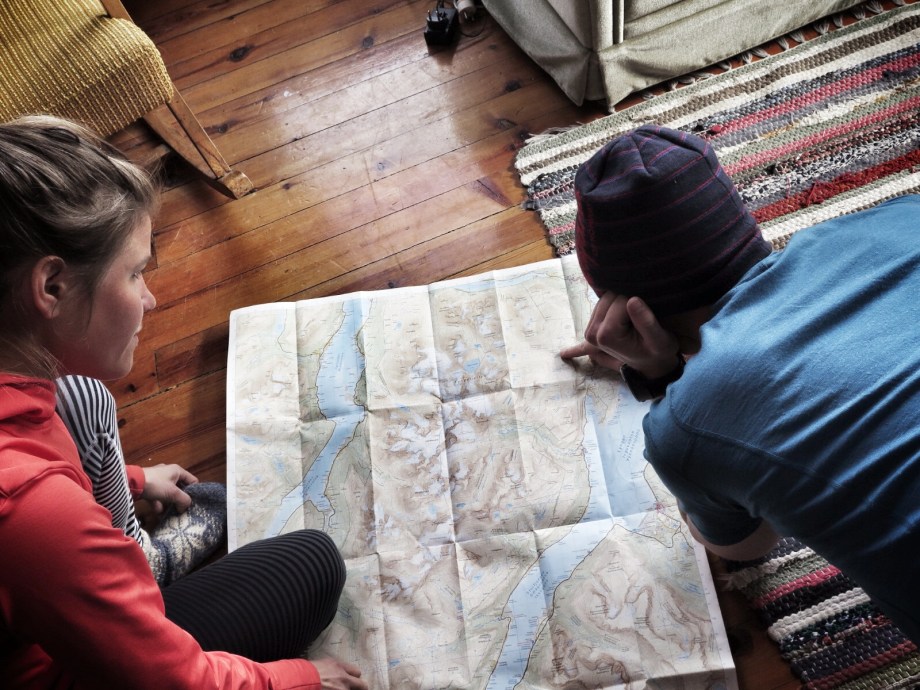 Niclas och Emelie planerar lämplig dagstur. Foto: David Erixon