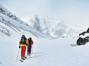 På väg uppför Kittelbäcken. Rännan Rullevara är den högra av de två på berget framför oss.