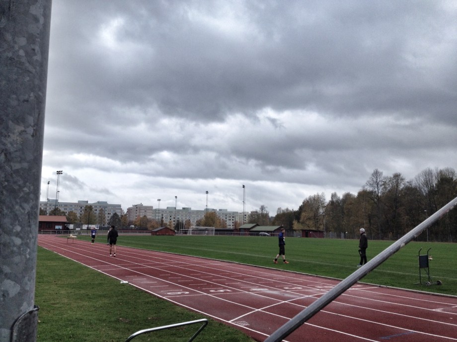 Inte världens bästa löpväder men helt ok. Cirka 12 grader, lätt vind och lätt regn.