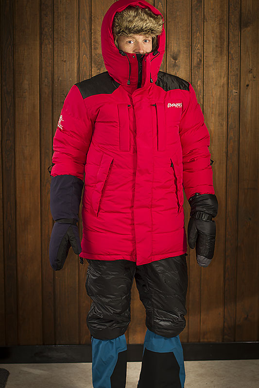 Elgå hat: En rejäl mössa att mysa runt i när det kyler på. Expedition down parka: Extremt varm dunjacka. Stort plus att den är lång och att den är förstärkt över axlarna. Mjölkedalstind 3/4 byxa: Smidigt förstärkningsbyxa med syntetfyllning. Dragkedja längs med hela sidan och enkla att dra på om man pausar när det är kallt på riktigt. Down mitten: På min vänstra hand har jag en tumvante som är fylld med dun. Den är förstärkt med skinn på greppytorna och känns mycket lovande. Finse mitten: På min högra hand har jag utanpå dunvanten dessutom förstärkt med ett slitstark skal som gott och väl täcker handlederna. 
