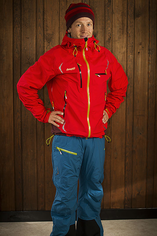 Lätt 3-lagers skaljacka som känns mycket följsam. Har långa dragkedjor för ventilation under armarna. Nu är ju jag onekligen part i målet men måste ändå säga att jag tycker att det ser bra ut. Så länge kraven på funktion är uppfylla är det såklart en stor bonus.