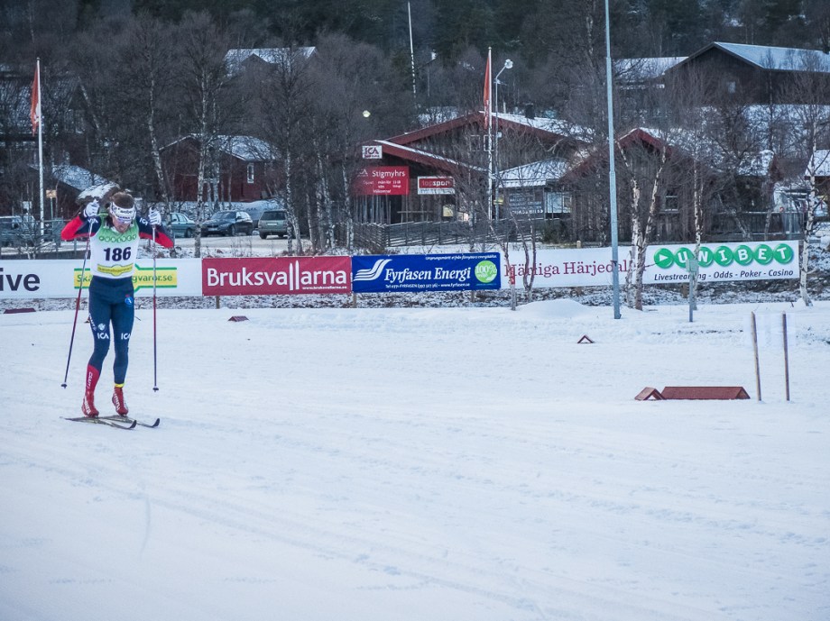 Dagens segrare Johan Olsson spurtar frenetiskt och vinner med en tiondel. Foto: David Erixon