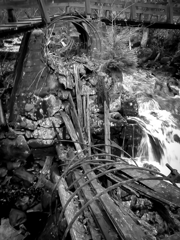 Längs med Tabergsån finns fler kulturminnen i olika skick. Här ses ett gammalt skelett till en vattenledning. Foto: David Erixon