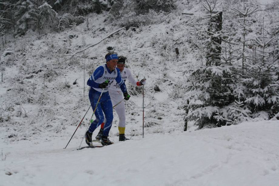I backarna tjänar jag på att ha fästvälla och är passerar jag Rickard Bergengren som valt att  för dagen endast staka. Till slut drar han dock längsta strået och kör ifrån mig i de lättåkta partierna.