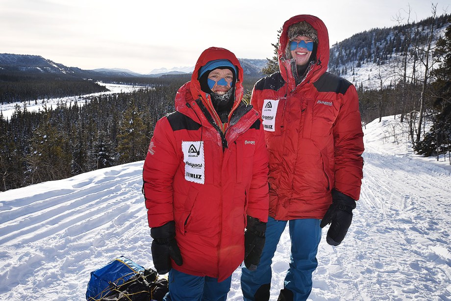 Under lunchen dag 3 värmer solen skönt och termometern når upp till -25 grader. Foto: Peter Felden