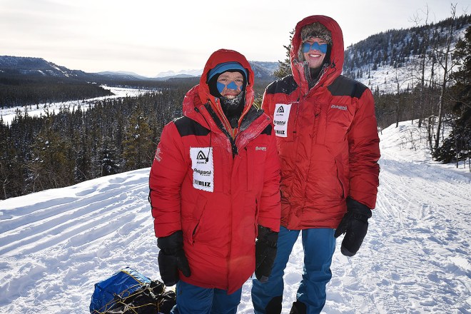 Under lunchen dag 3 värmer solen skönt och termometern når upp till -25 grader. Foto: Peter Felden
