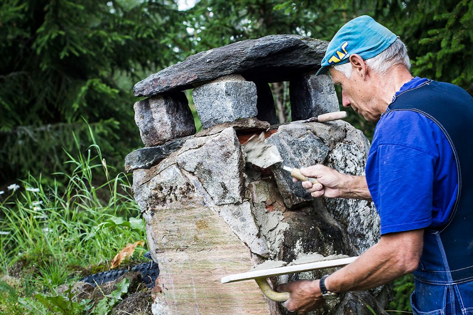 Pappa murar när vi renoverar kolarkojan