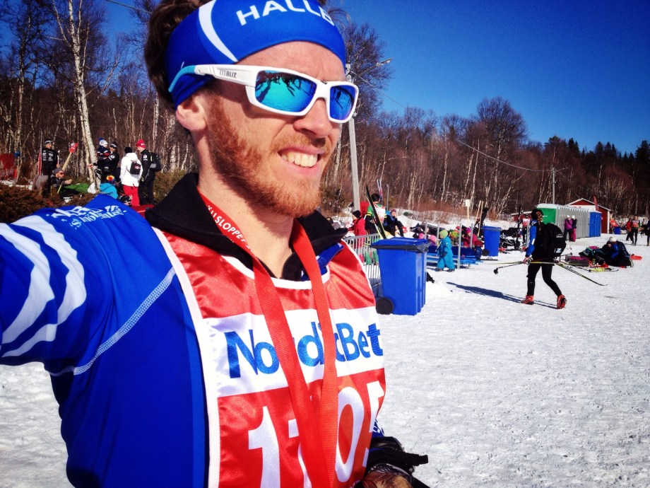 En trött men nöjd David efter målgång i Vålådalen som badar i sol.