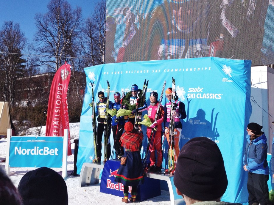 Damernas prispall med segrarinnan Seraina Boner från Schweiz överst på podiet.