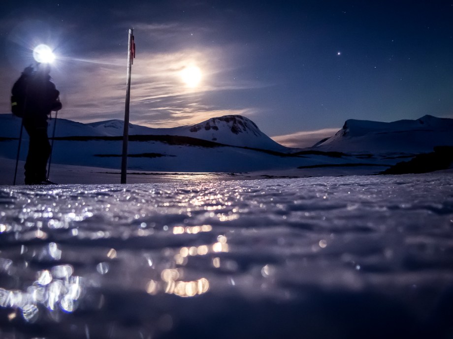 Natt på fjället. Månsken över Ekorrpasset. Ren och skär fjällmagi. Foto: David Erixon