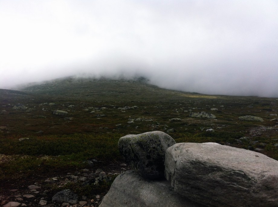 Där uppe i dimman väntar toppen.