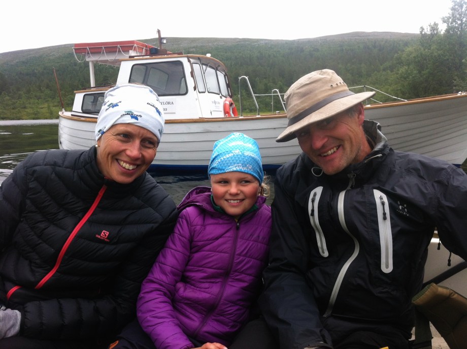 Glada grannar på väg hem efter fjälltur.