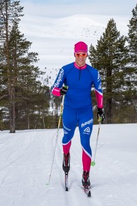 Niclas Bentzer skidar med Salsfjället i bakgrunden. Foto: Mikael Forslund