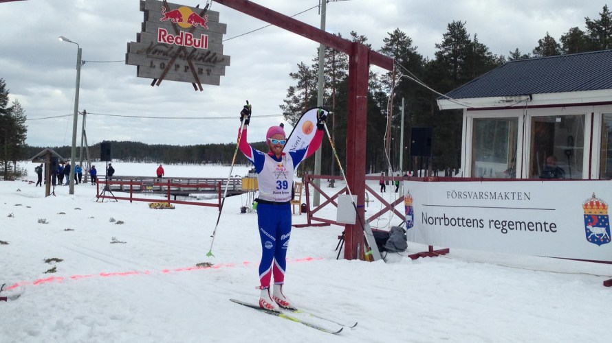 En mycket nöjd David korsar mållinjen.