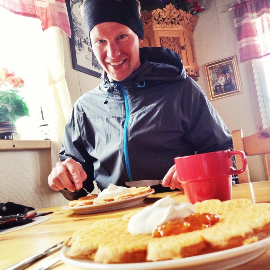 Arkivbild! Vi glömde att fota i Våffelstugan. Men våfflorna var lika goda som Niclas ser glad ut på bilden! 